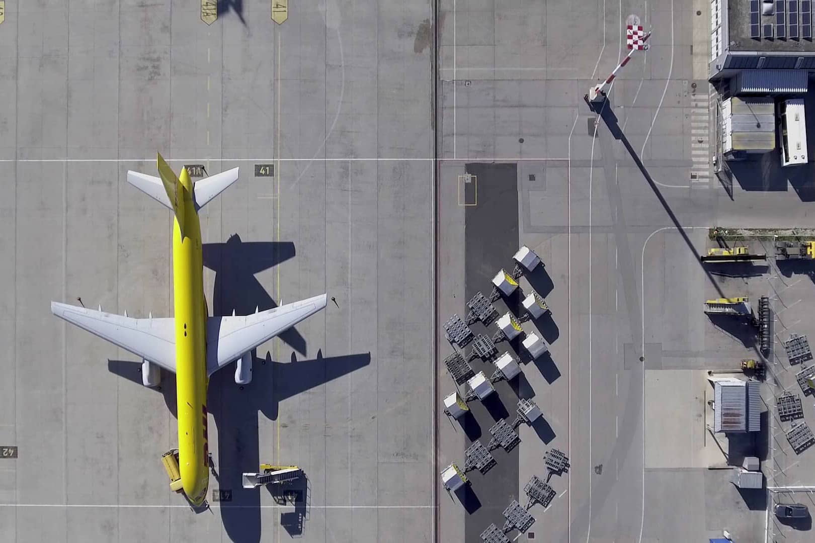 Gewerbe Fotografie Flugzeug von oben mit Drohne Flughafen Linz